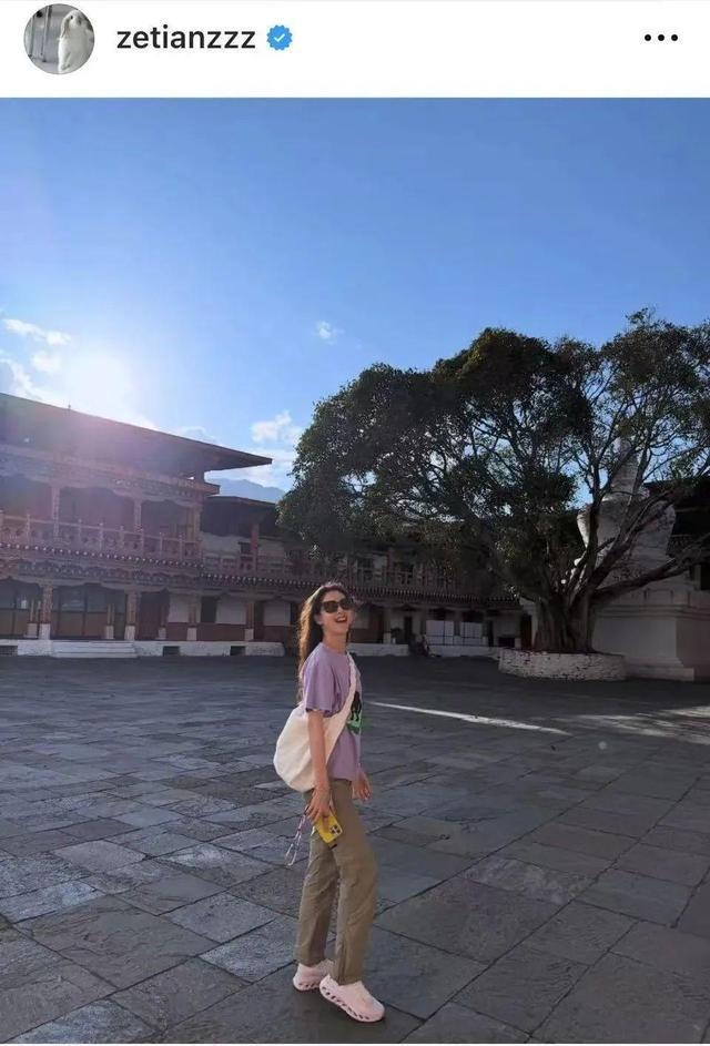 31岁“奶茶妹妹”章泽天晒旅行照,在山间徒步邂逅高山杜鹃