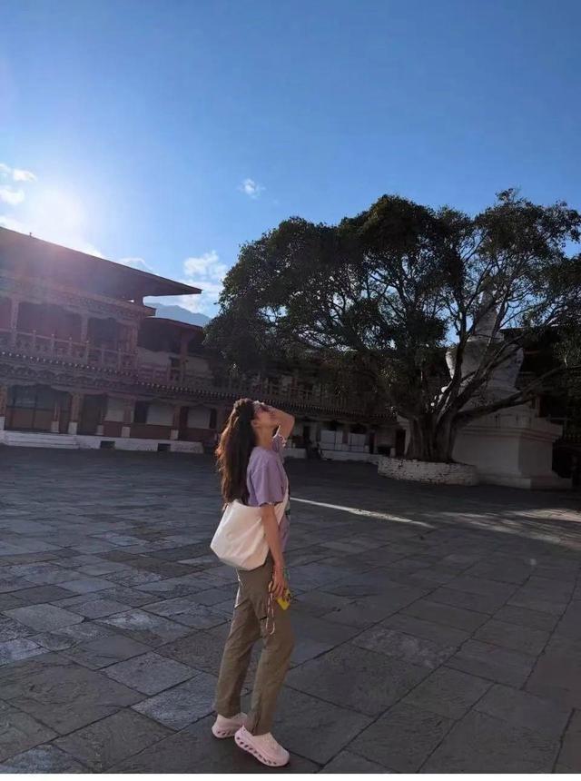 31岁“奶茶妹妹”章泽天晒旅行照,在山间徒步邂逅高山杜鹃