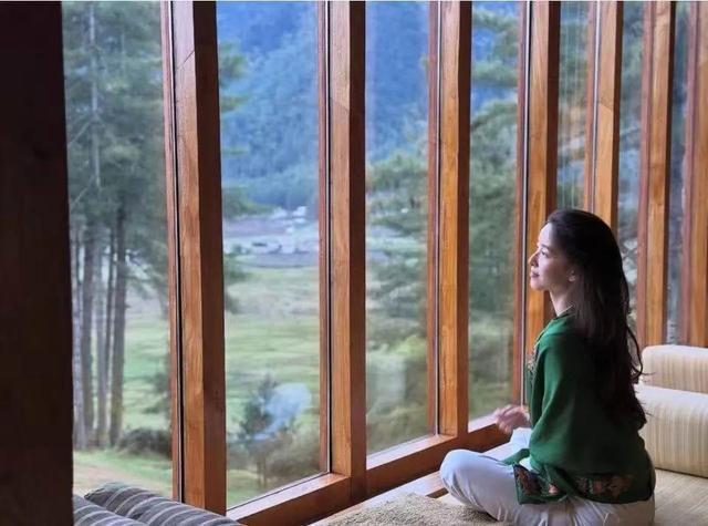 31岁“奶茶妹妹”章泽天晒旅行照,在山间徒步邂逅高山杜鹃