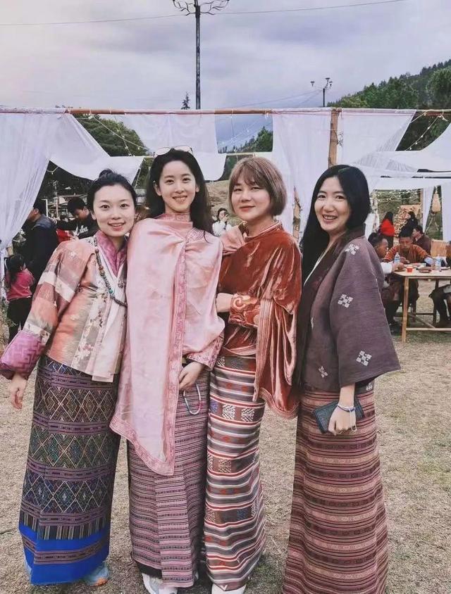 31岁“奶茶妹妹”章泽天晒旅行照,在山间徒步邂逅高山杜鹃