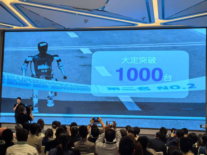 松延动力“小孩哥”订单破1000台，创始人：今年一个大计划就是“插旗”