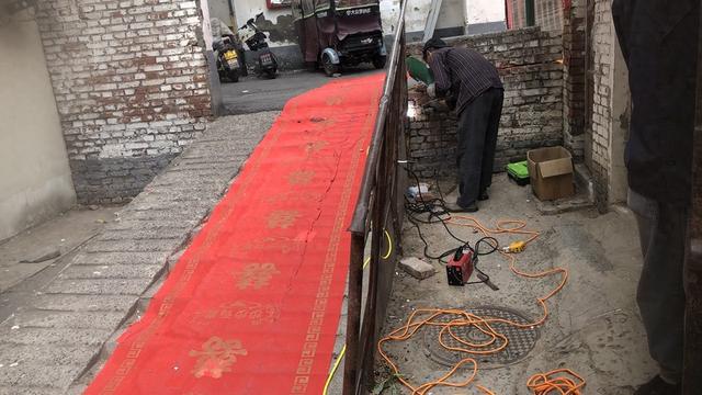 安阳市文峰区东关街道：修复栏杆除隐患 暖心服务解民忧