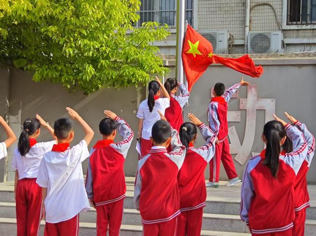 五里堡小学举行“防灾减灾 守护家园”国旗下微课程