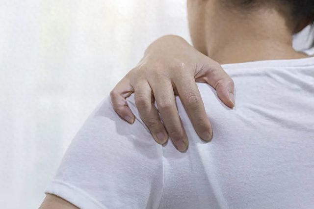 别忽视！身体出现这些症状可能是脊柱在求救 进来自查→