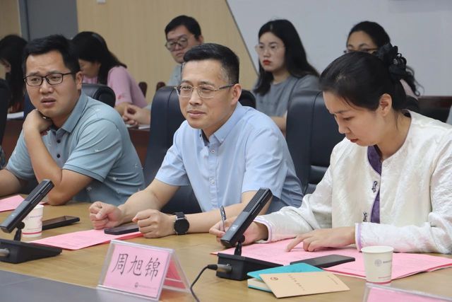 郑州经开八一中学举行安阳师范学院实习就业基地签约授牌仪式