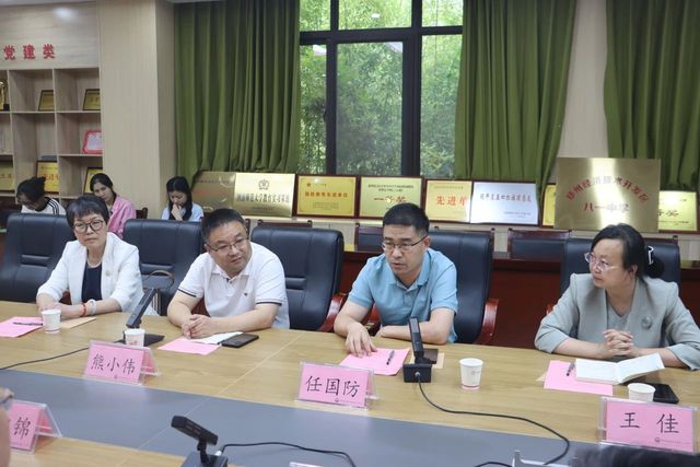 郑州经开八一中学举行安阳师范学院实习就业基地签约授牌仪式
