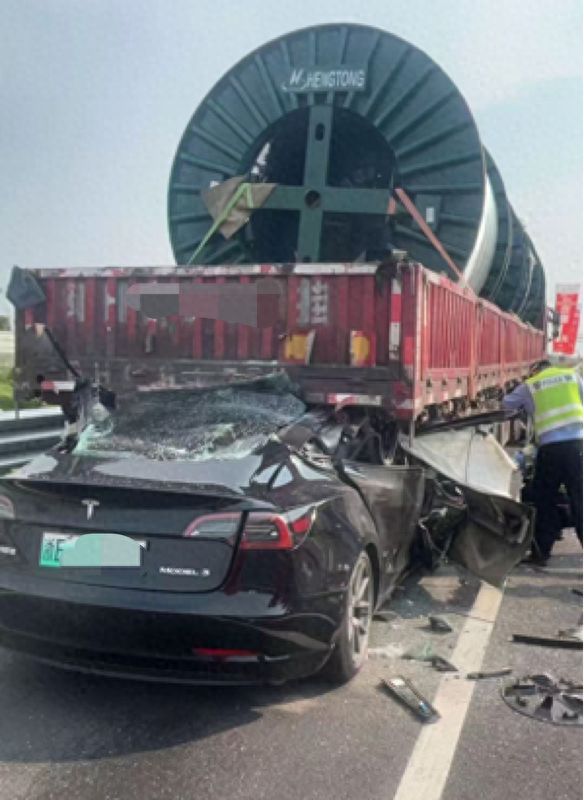 特斯拉高速路追尾大货车，卡进底盘严重变形！交警回应