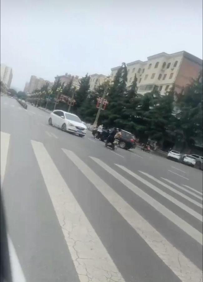 社区书记飞车追撞女子 两路人遭殃