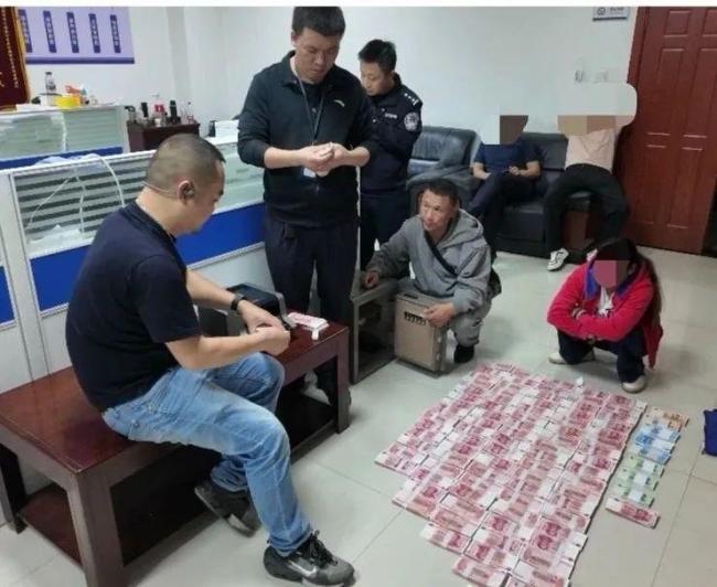 女子和男友吵架后偷走保险柜藏玉米地 90余万现金被盗