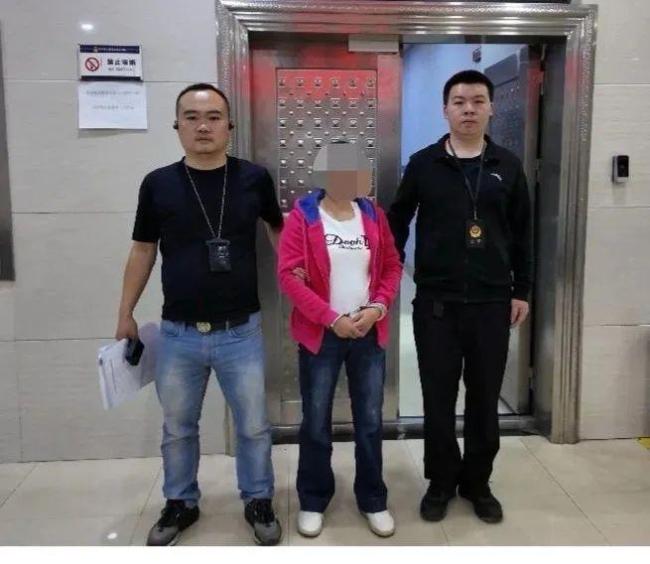 女子和男友吵架后偷走保险柜藏玉米地