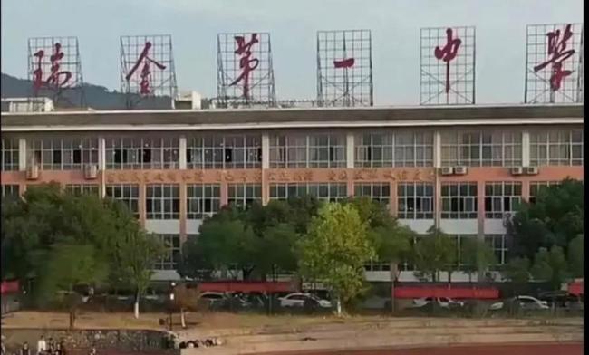 教育局谈学生被罚跪地写检讨 尊严何在
