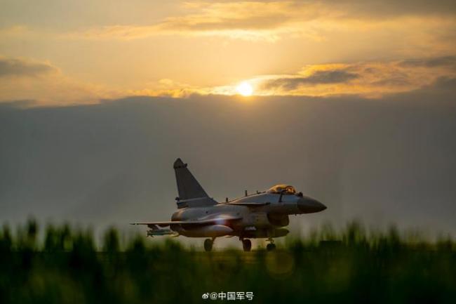 砺剑苍穹 从歼-10飞行员视角感受云巅之上