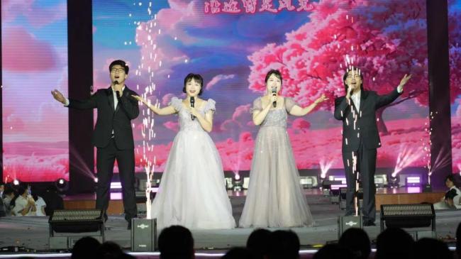 重庆中学毕业典礼堪比演唱会 青春盛宴璀璨星光