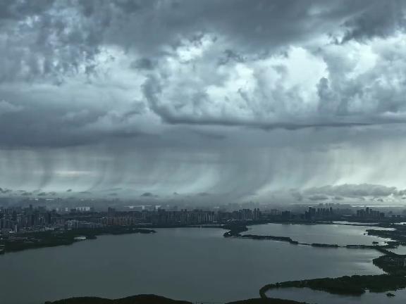 武汉上空出现雨幡奇观 航拍视角展现壮观景象