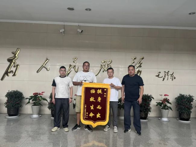 驾驶员昏迷小伙砸窗救人后默默离开 挺身而出暖人心