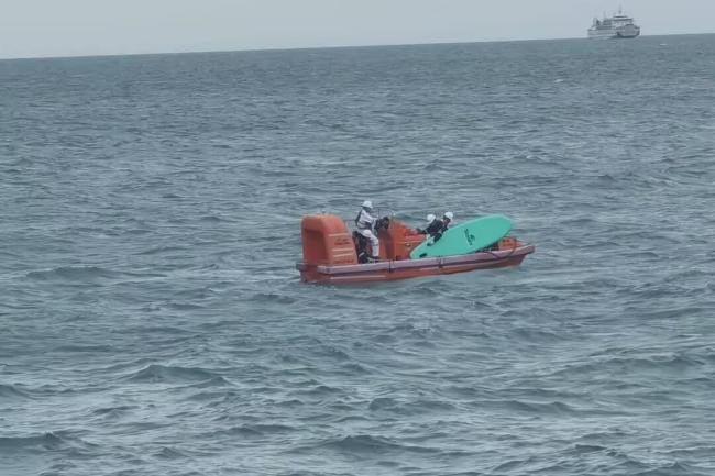 10岁男孩台风天海上漂流5小时 幸运获救平安回家