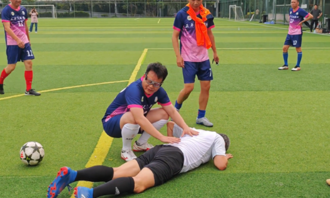 56岁白岩松踢球摔倒不起