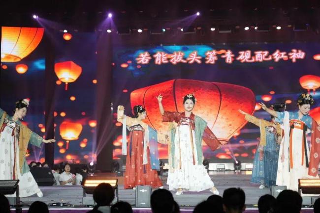 重庆中学毕业典礼堪比演唱会 青春盛宴璀璨星光