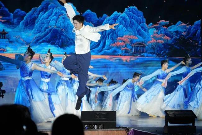 重庆中学毕业典礼堪比演唱会 青春盛宴璀璨星光