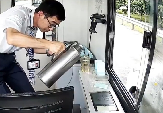 女司机路过收费站要150ml热水泡奶粉 暖心服务获赞