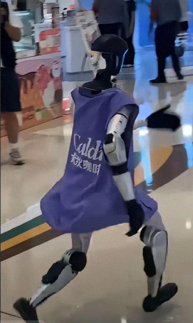 机器人在商场里跑步动作滑稽 逗笑路人