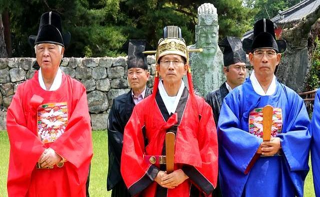 金文洙参拜麦克阿瑟铜像 红袍祭祖引热议