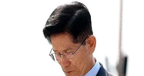 金文洙参拜麦克阿瑟铜像