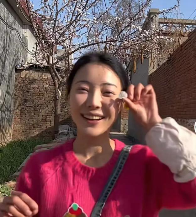 卖菜西施否认年入百万：比上班挣得多，坚持初心助老人