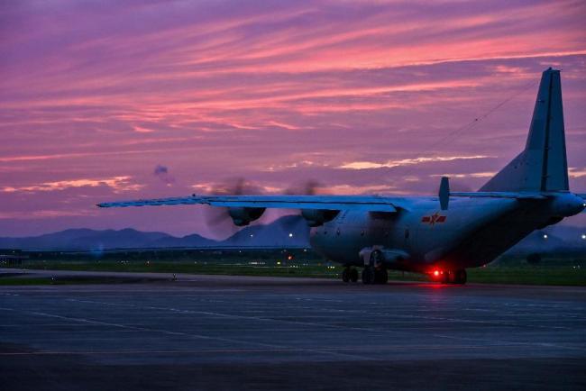 海军航空兵飞行训练大片来了 夏日长航时反潜训练
