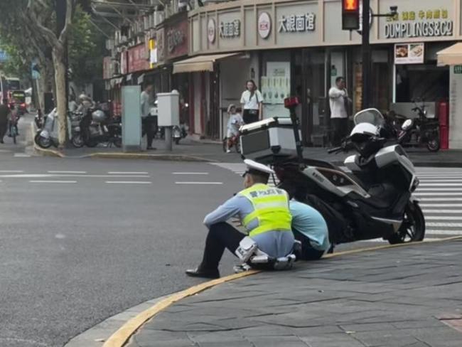 交警暖心开导街头痛哭男孩