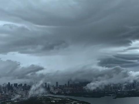 武汉上空出现雨幡奇观