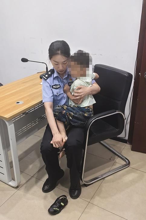带娃送单的外卖员摔倒 接下来一幕暖哭 路人与民警齐伸援手