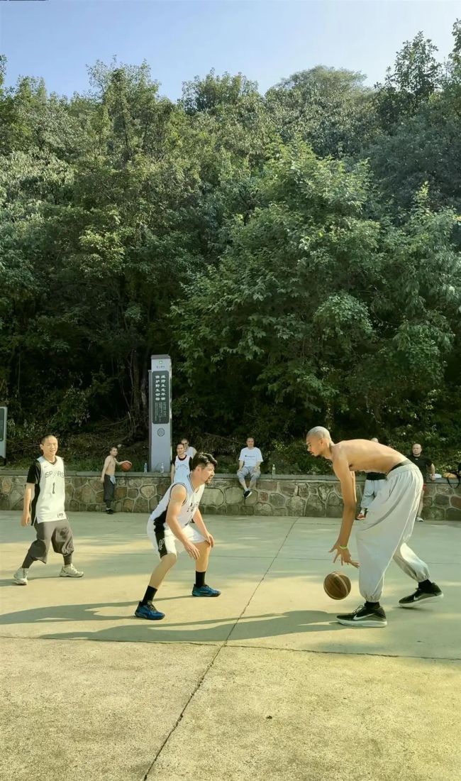 网友高铁站偶遇文班亚马称太幸运 NBA球星完成少林特训