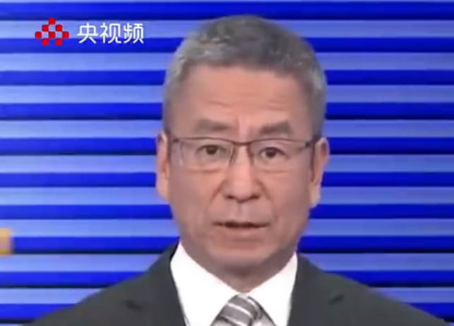 56岁白岩松踢球摔倒不起 网友纷纷心疼保重