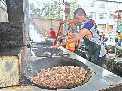 贵州忠诚镇乡亲为榕江灾区提供餐食 齐心协力共抗洪灾