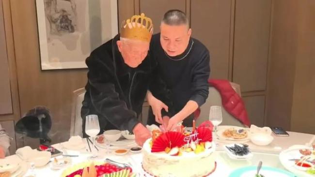 63岁儿子带103岁养父周游全国