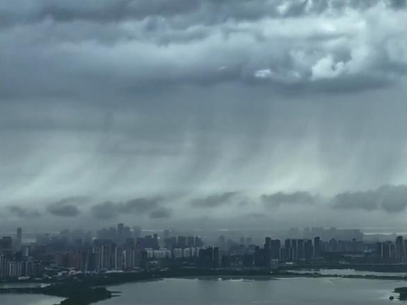 武汉上空出现雨幡奇观 航拍视角展现壮观景象