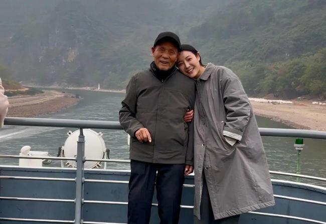 卖菜西施否认年入百万：比上班挣得多，坚持初心助老人