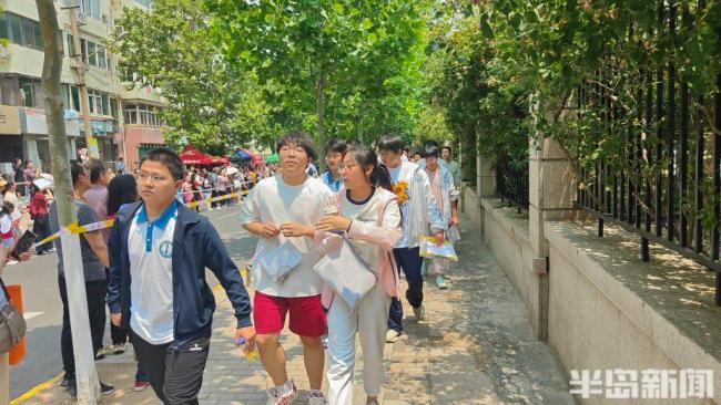 高考语文开放式默写题引热议 反套路考题新颖开放