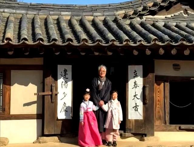 金文洙参拜麦克阿瑟铜像 红袍祭祖引热议