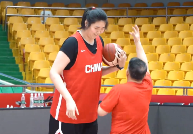 中国女篮赛前训练备战二番战 主教练亲身指导张子宇