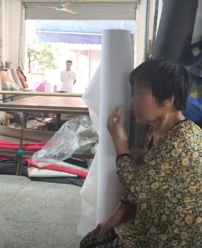 警方回应老人捡手机索要1600才肯还 家属索高额酬金引发争议
