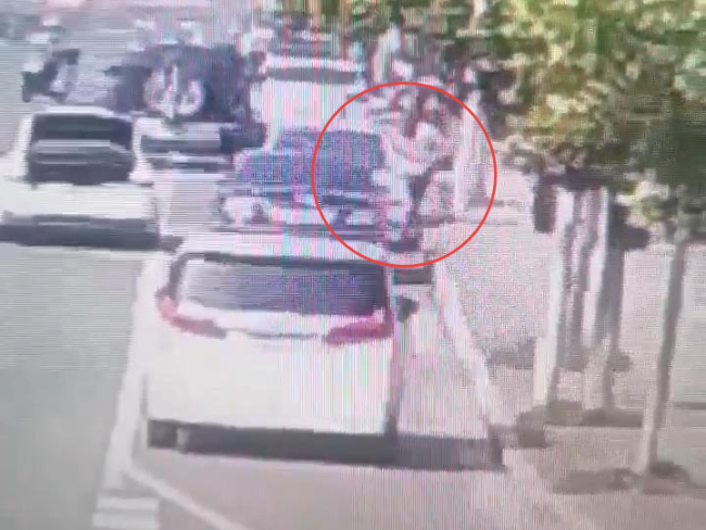 驾驶员昏迷小伙砸窗救人后默默离开 挺身而出暖人心