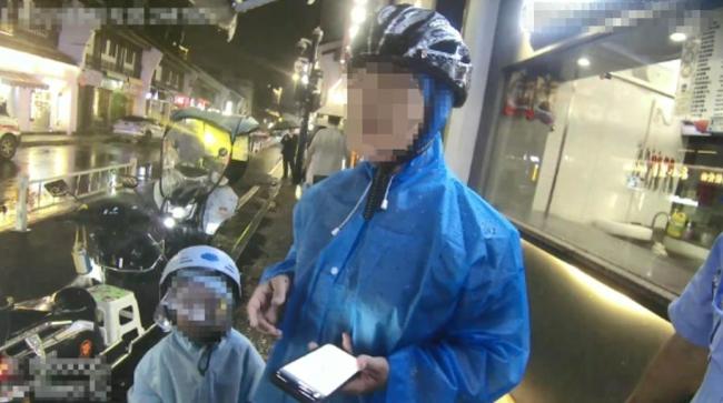 带娃送单的外卖员摔倒 接下来一幕暖哭 路人与民警齐伸援手