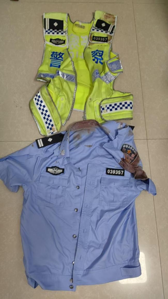 被醉驾车顶行600米的交警牺牲 英雄民警因公殉职