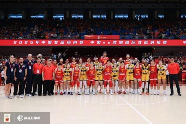 中国女篮热身赛狂胜波黑队