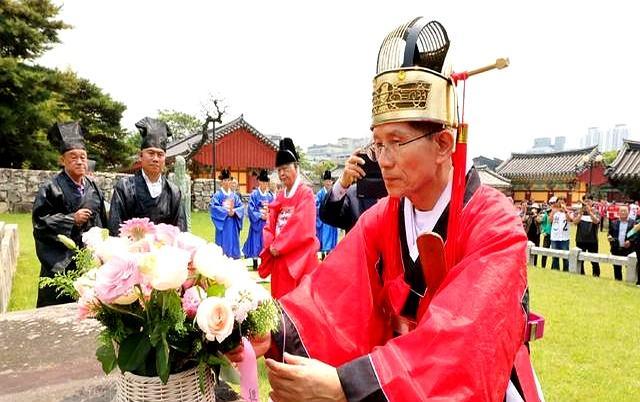 金文洙参拜麦克阿瑟铜像 红袍祭祖引热议