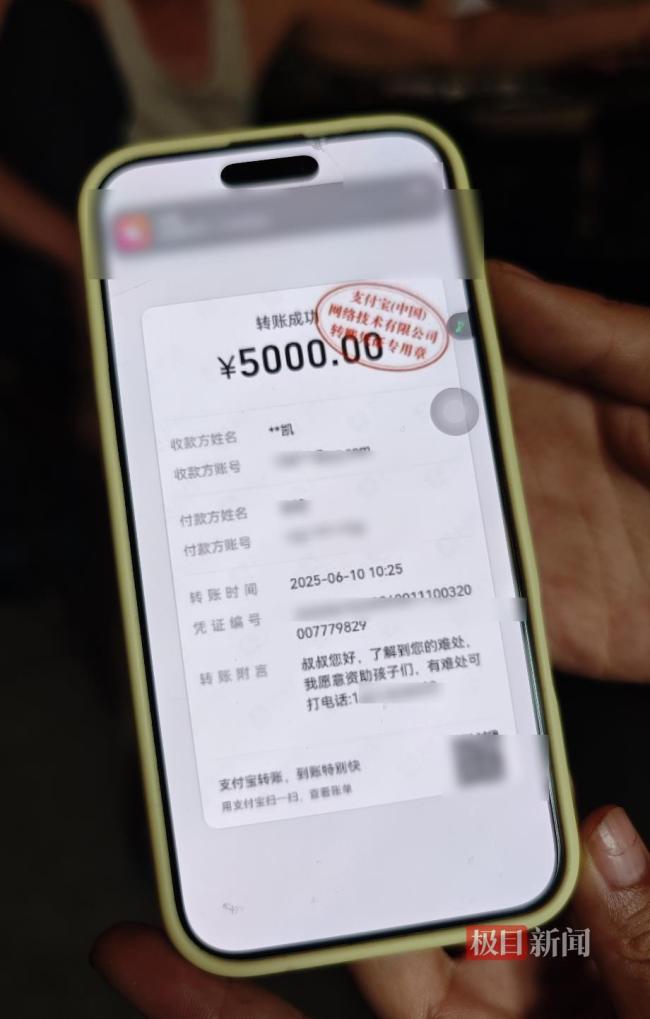 跪谢爷爷双胞胎高考成绩均超一段线 爱心汇聚助力梦想飞翔