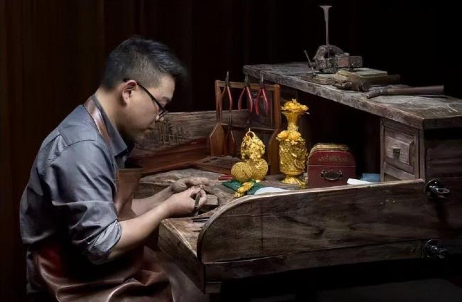 香港郑家纯家族静待875亿港元救命钱 债务重组迫在眉睫