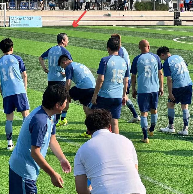 56岁白岩松踢球摔倒不起 网友纷纷心疼保重